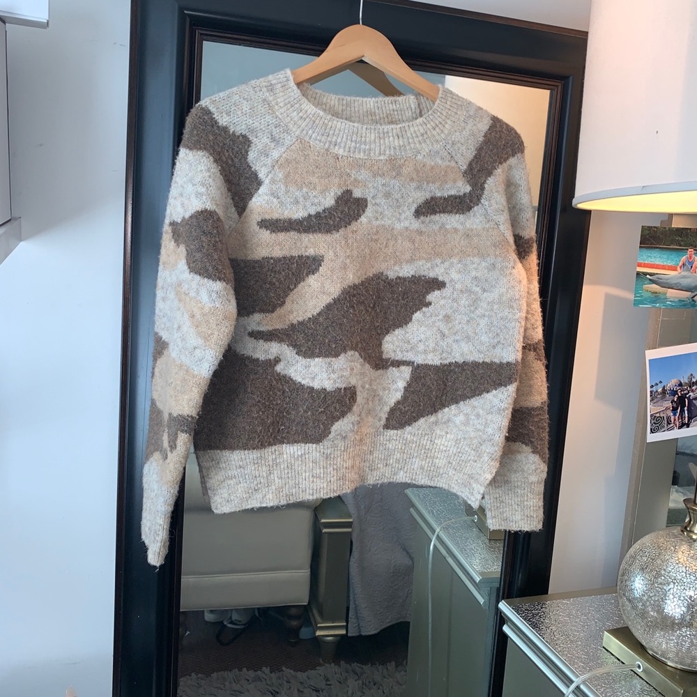 Moth sweater - Picture 1 of 7